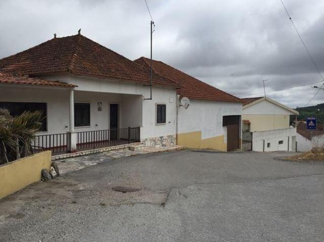 Moradia T4, para recuperar, perto de Santarém 924m² Abrã