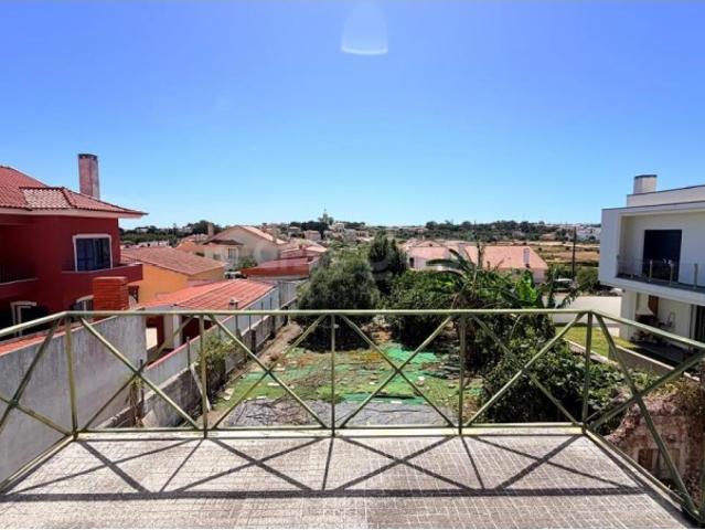 Moradia T4 para Remodelação com Excelente Potencial em Bicesse, Cascais