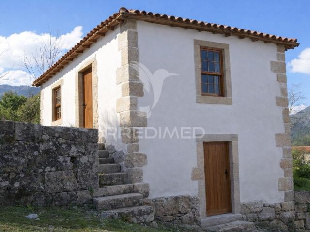 Moradia T4 para restauro, Rio Caldo Gerês