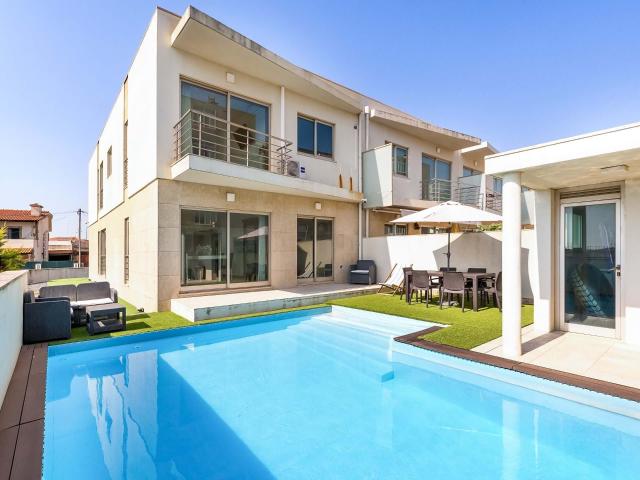 Moradia V4 c/ Piscina Frente ao Mar | Labruge