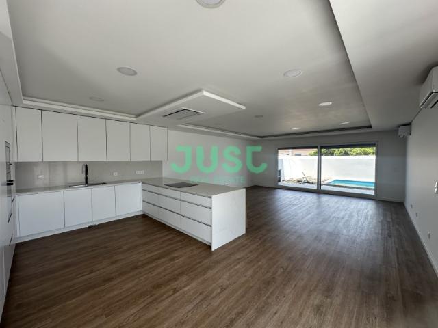 Moradia T4, PRONTA, com 4 suítes e piscina em Fernão Ferro
