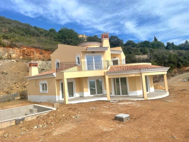 Moradia T4 recém concluída com vistas deslumbrantes sobre o mar