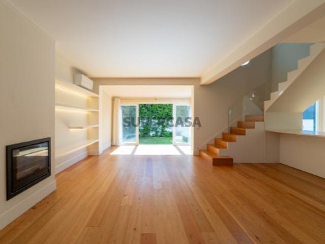 Moradia T4 reabilitada com jardim e piscina, em Areia, Cascais