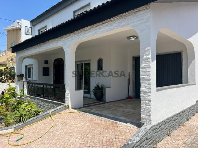 Moradia T4 remodelada com garagem em Belverde
