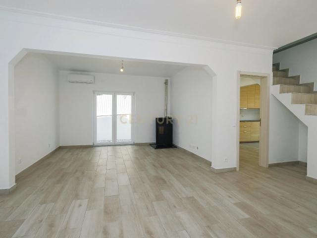 Moradia T4 Renovada no Estoril | Conforto, Espaço e Excelente Localização