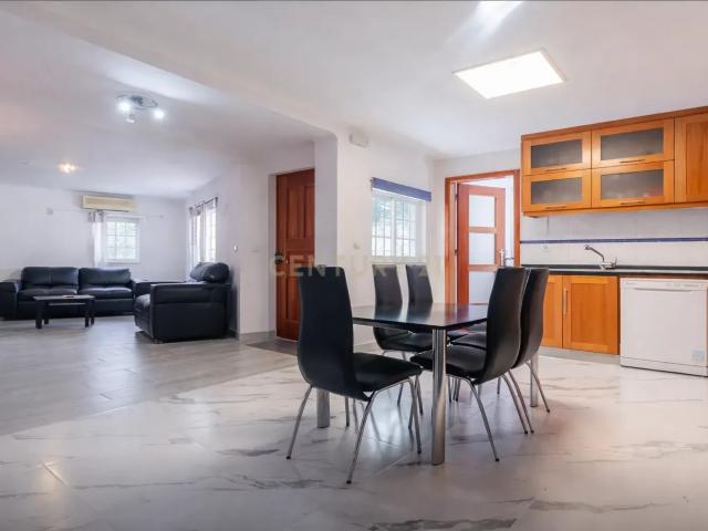 Moradia T4 Renovada com Vista Campo, perto da praia, na Sobreda, Almada, com Terraço e Garagem externa