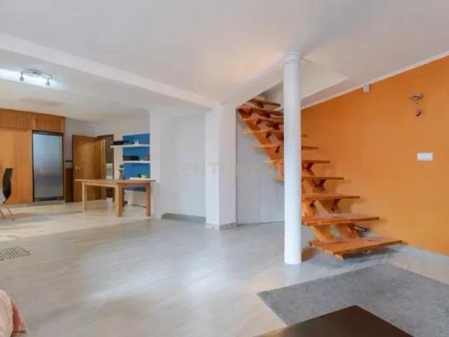 Moradia T4 Renovada com Vista Campo, perto da praia, na Sobreda, Almada, com Terraço e Garagem externa