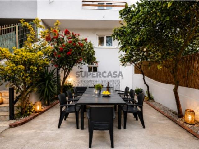 Moradia T4 Renovada com Jardim e Espaço de Convívio | Charneca da Caparica