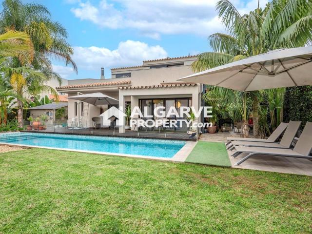 Moradia T4 Renovada com Piscina a 20 Minutos da Marina de Vi. 211m² Quarteira