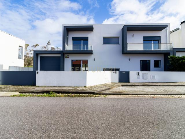 Moradia T4 Semi Nova na Ortigosa, Leiria