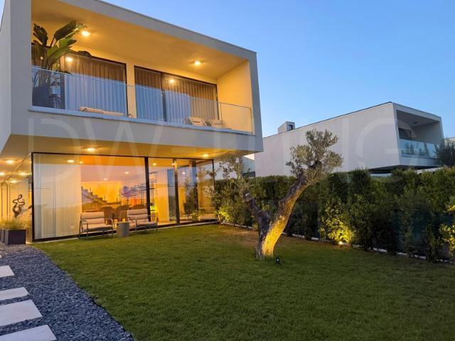 Moradia T4 seminova com piscina privada aquecida e lote de 542 m² Condomínio Fechado