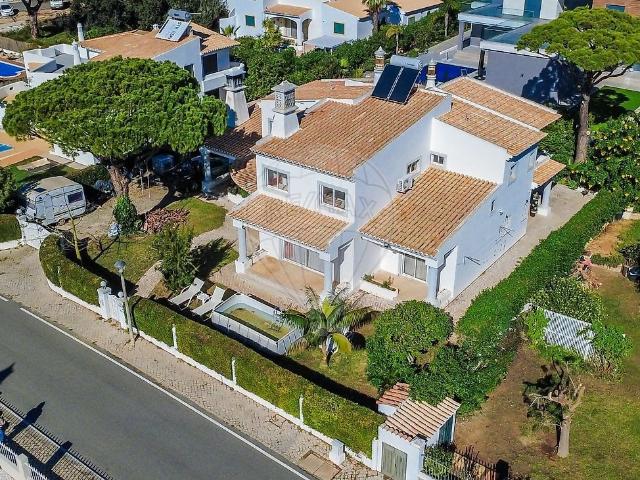 Moradia T4 situada a apenas 5 minutos da Praia de Quarteira. 333m² Quarteira