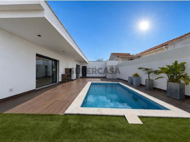 Moradia T4 térrea a venda com piscina aquecida em Azeitão
