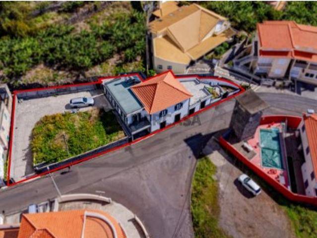 Moradia T3 Térrea+Estabelecimento Comercial Arco da Calheta