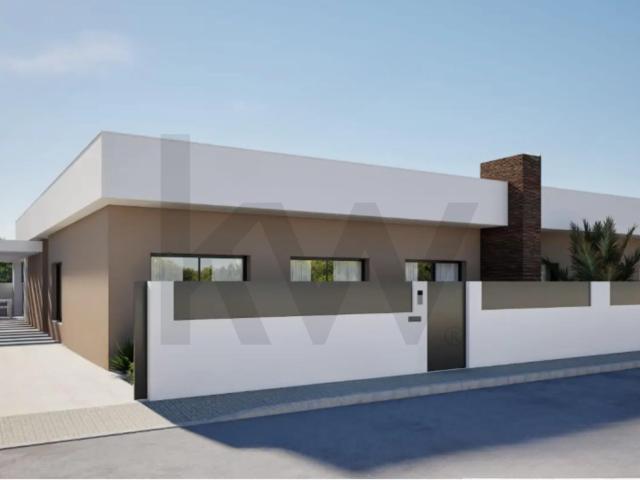 Moradia T4 Térrea com Jardim Interior e Piscina em Fernão Ferro