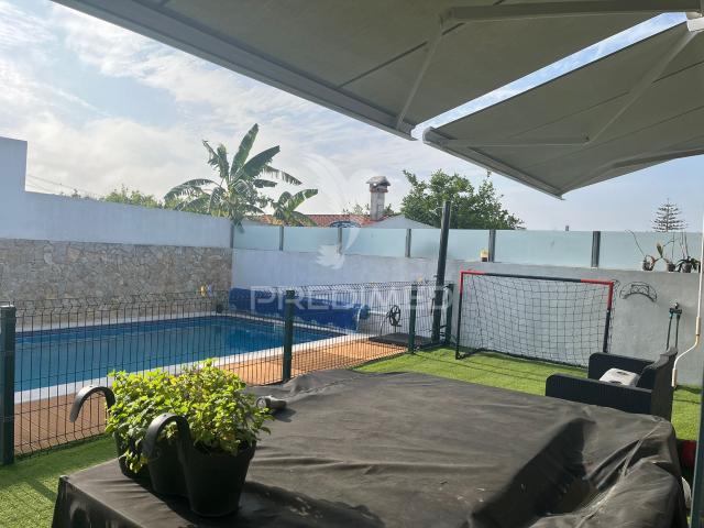 Moradia T4 térrea com piscina de água salgada em Fernão Ferro