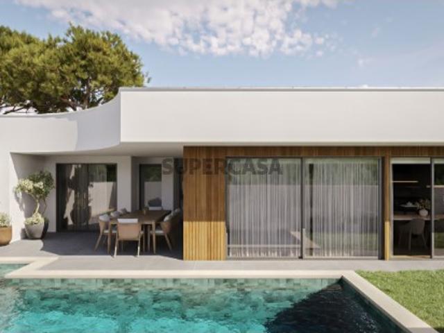 Moradia T4 Térrea com piscina e jardim interior em Fernão Ferro