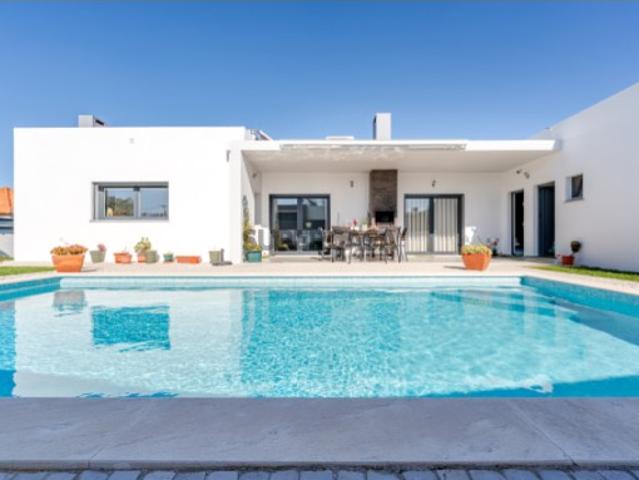 Moradia T4 térrea com piscina, garagem e jardim em Brejos de Azeitão