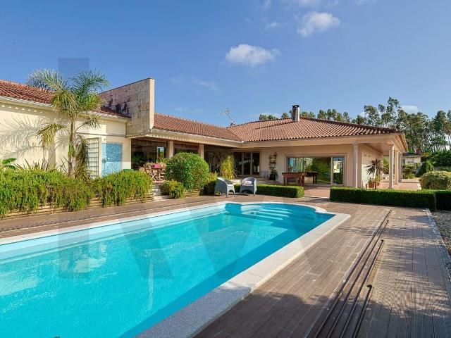 Moradia T4 Térrea de Luxo | 678 m² | Lote de 4.700 m² com Piscina