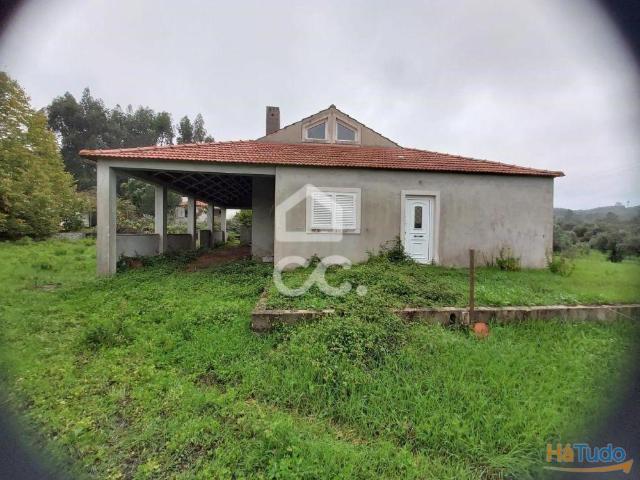 Moradia T4 térrea, implantada em lote com 2400 m2, localizada em Ferreira do Zezere | 26084063263