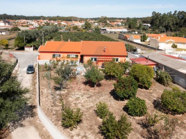 Moradia T4 térrea independente e/ou bi familiar com jardim e quintal