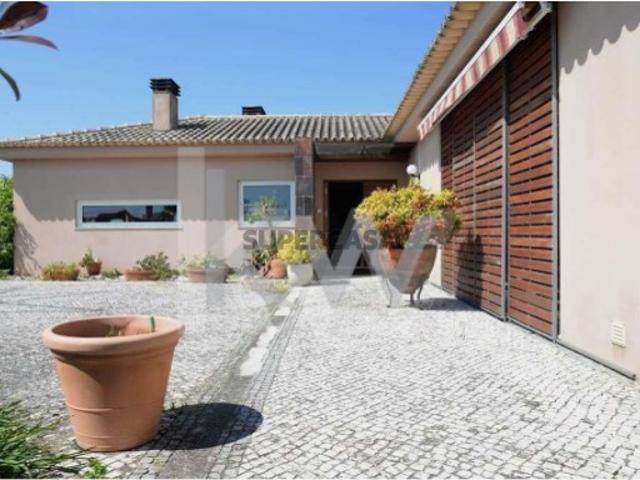 Moradia T4 Térrea/Isolada com jardim e terreno em Oliveirinha Aveiro
