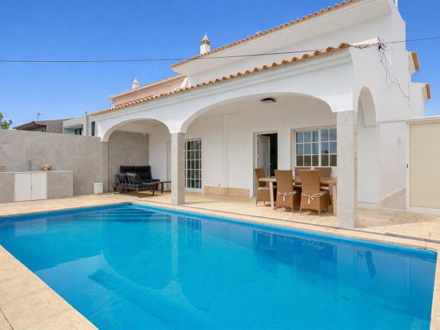 Moradia T4 Totalmente Remodelada com Piscina e Garagem no Ce. 311m² Lagoa e Carvoeiro