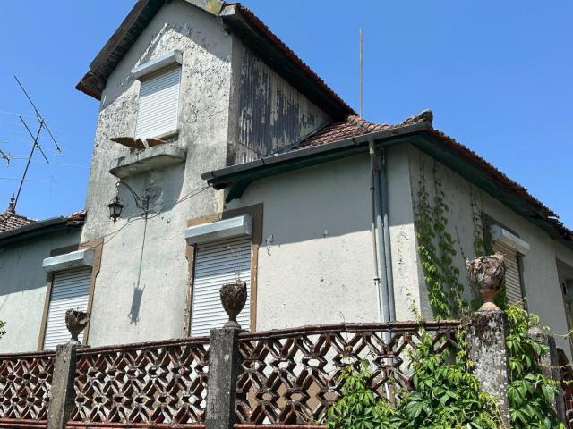 Moradia T4 Tradicional em Aldeia para Recuperar