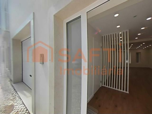 Moradia T4 Triplex com garagem para 2 carros, no centro de T. 245m² Torres Novas Santa Maria, Salvador e Santiago
