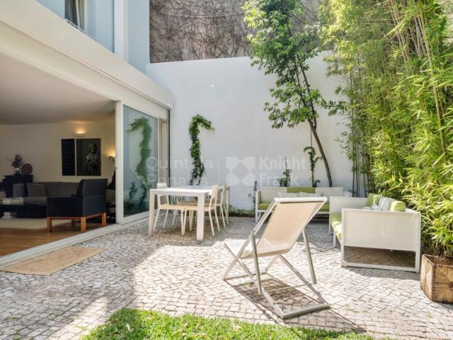 Moradia T4 triplex com jardim privativo e garagem na Lapa, Lisboa