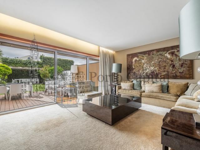 Moradia T4 triplex disponível em Leça da Palmeira