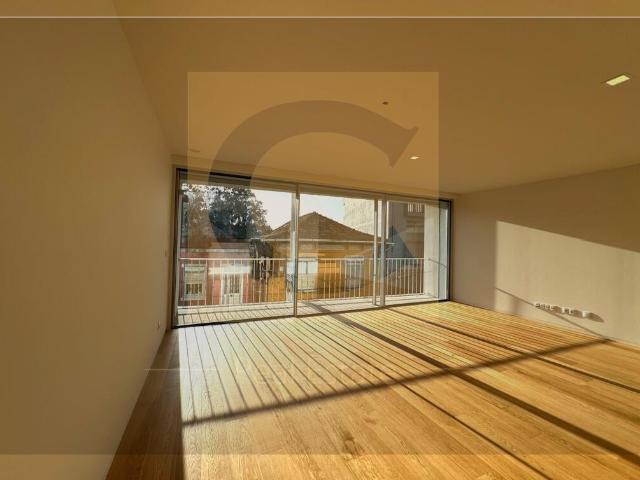 Moradia T4 Triplex Nova | Parque da Cidade | Terraço com Vista Mar | Garagem para 4 Carros
