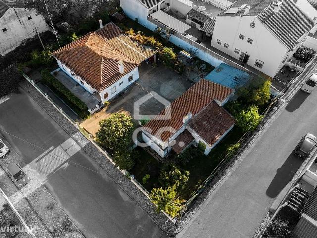 Moradia T4 Trrea com anexo em lote de 887 m | Granito vora