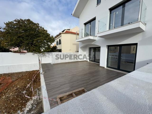 Moradia T4 + 1 com Jardim e Piscina em São Pedro do Estoril