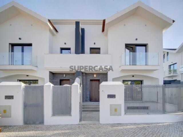Moradia T4 + 1 com Jardim e Piscina em São Pedro do Estoril