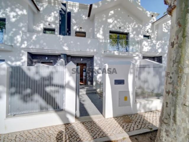 Moradia T4 + 1 com Jardim e Piscina em São Pedro do Estoril