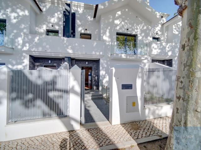 Moradia T4 + 1 com Jardim e Piscina em São Pedro do Estoril