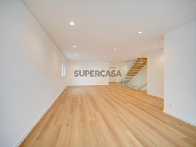 Moradia T4 + 1 com Jardim e Piscina em São Pedro do Estoril