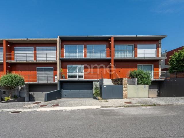Moradia T4 | 345 m2 Área Bruta | Garagem | Logradouro | Fraião Braga