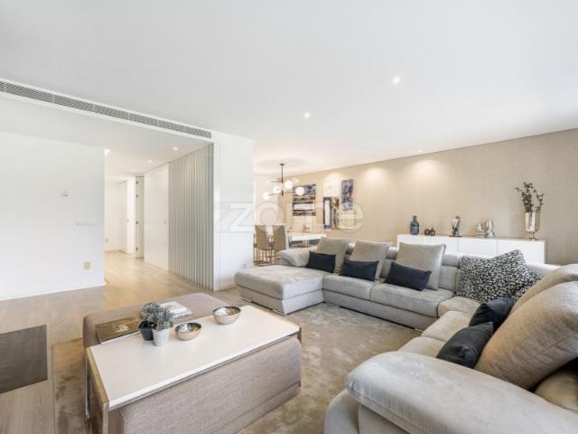 Moradia T4 | 345 m2 Área Bruta | Garagem | Logradouro | Fraião Braga