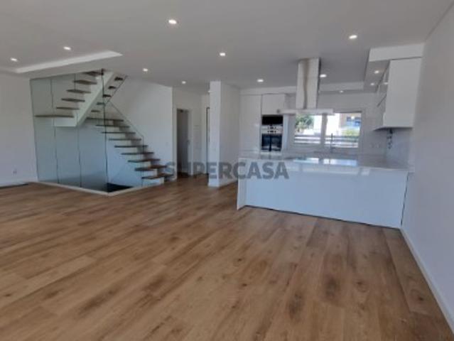 Moradia T4 5 assoalhadas arquitetura contemporânea Funchalinho Almada