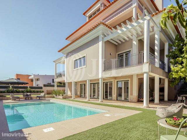Moradia T5+3 com piscina e garagem, Carnaxide, Oeiras