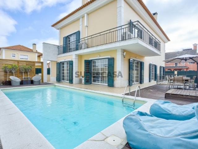 Moradia T5+1 com jardim e piscina no Bairro dos Lombos, Carcavelos