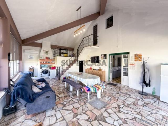 Moradia T5+1 com terreno, piscina e garagem em Delongo Paialvo