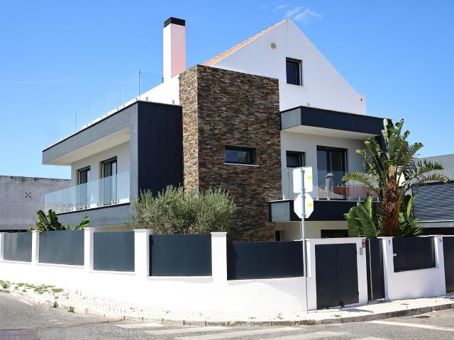 Moradia T5+1 Contemporânea com Piscina | São Domingos de Rana