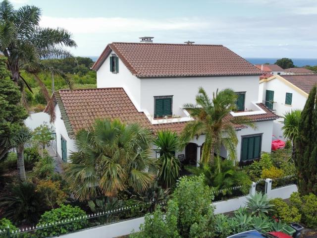 Moradia T5+1 e escritório, piscina e garagem em zona privilegiada no Livramento – conforto, exclusividade e qualidade de vida
