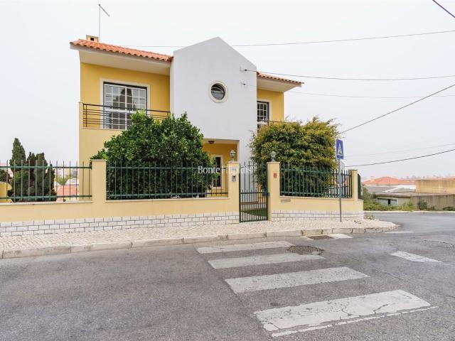 Moradia T5+2 com jardim em S.Domingos de Rana 120m² São Domingos De Rana
