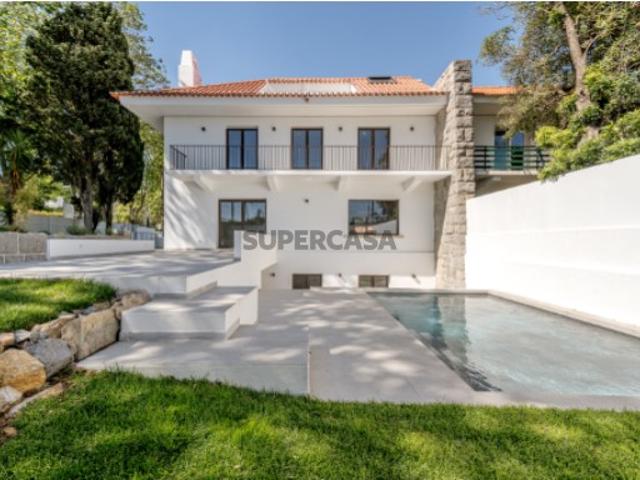 Moradia T5+2 com piscina, centro de Carcavelos, Cascais