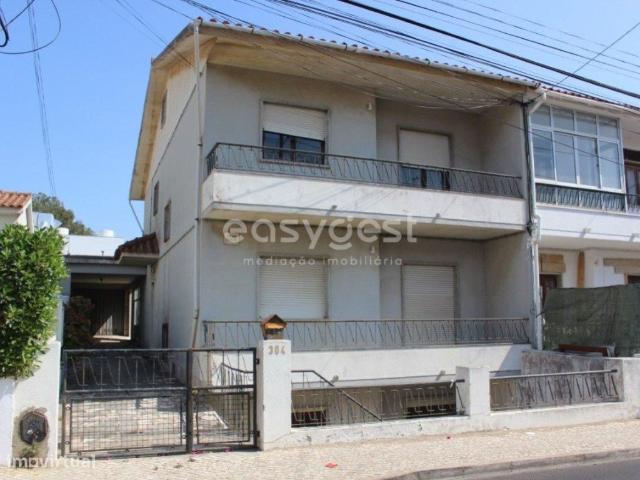 Moradia T5+5 em Sassoeiros Carcavelos zona tranquila com garagem