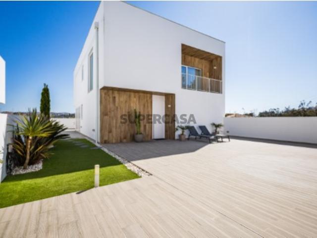 MORADIA T5 MAIS DUAS SALAS EM CONDOMINIO FECHADO